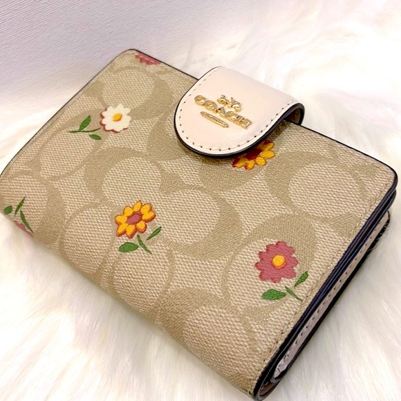 NEW Medium Corner Zip Wallet In Signature Canvas With Nostalgic Ditsy Print - Picture 6 of 11